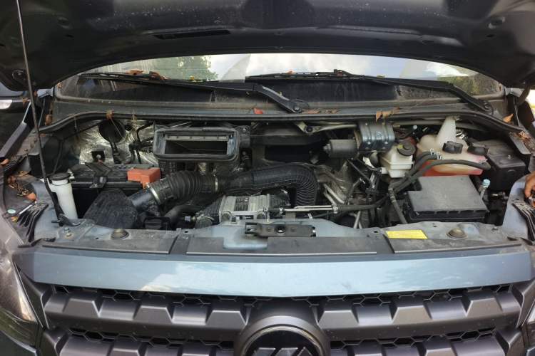 Used Foton Toano 2024 Tuyano Pro Multi-Function 2.0T Manual Front-Wheel Drive Long Wheelbase Mid-Roof Design with Single Rear Tire and 7 Seating Capacity Engine Bay