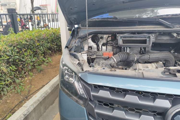 Used Foton Toano 2024 Tuyano Pro Multi-Function 2.0T Manual Front-Wheel Drive Long Wheelbase Mid-Roof Design with Single Rear Tire and 7 Seating Capacity Engine Bay Right