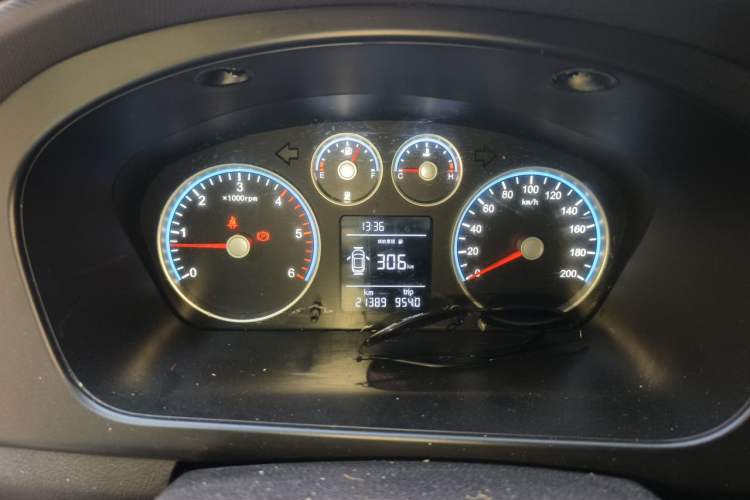 Used Foton Toano 2024 Tuyano Pro Multi-Function 2.0T Manual Front-Wheel Drive Long Wheelbase Mid-Roof Design with Single Rear Tire and 7 Seating Capacity Instrument Cluster