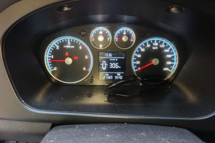 Used Foton Toano 2024 Tuyano Pro Multi-Function 2.0T Manual Front-Wheel Drive Long Wheelbase Mid-Roof Design with Single Rear Tire and 7 Seating Capacity Odometer Close Up