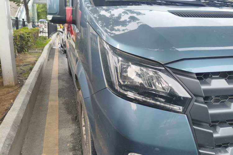 Used Foton Toano 2024 Tuyano Pro Multi-Function 2.0T Manual Front-Wheel Drive Long Wheelbase Mid-Roof Design with Single Rear Tire and 7 Seating Capacity Right Front Headlight