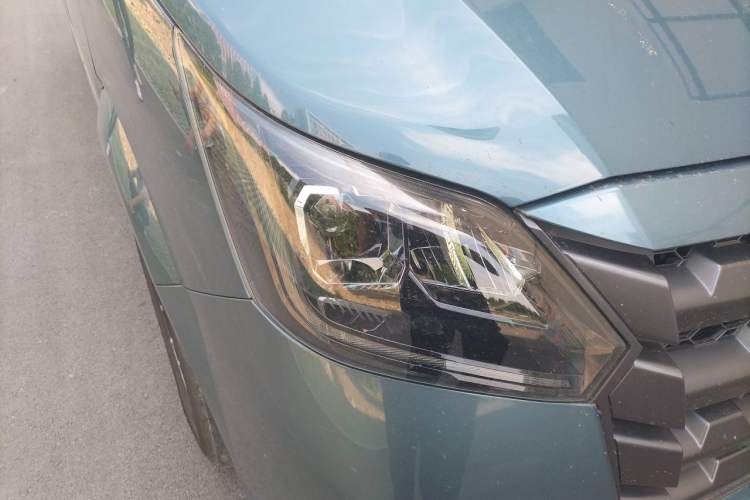 Used Foton Toano 2024 Tuyano Pro Multi-Function 2.0T Manual Rear-Drive Long Wheelbase Mid-Roof Design Single Rear Tire—Available in 5/6/7/9-Seater Configurations Right Front Headlight
