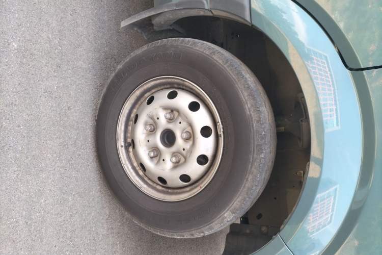 Used Foton Toano 2024 Tuyano Pro Multi-Function 2.0T Manual Rear-Drive Long Wheelbase Mid-Roof Design Single Rear Tire—Available in 5/6/7/9-Seater Configurations Right Front Wheel Hub