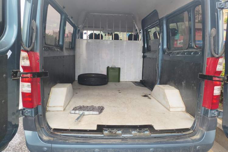Used Foton Toano 2024 Tuyano Pro Multi-Function 2.0T Manual Front-Wheel Drive Long Wheelbase Mid-Roof Design with Single Rear Tire and 7 Seating Capacity Trunk