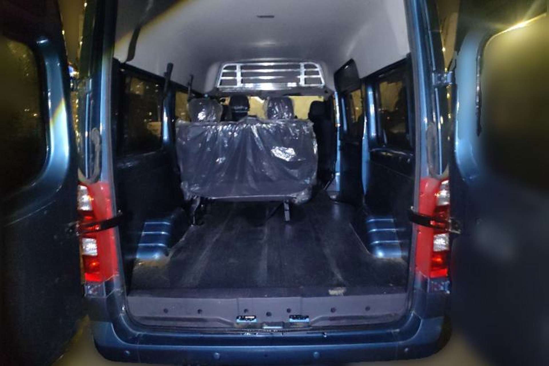 Used Foton Toano 2024 Tuyano Pro Multi-Function 2.0T Manual Rear-Drive Long Wheelbase Mid-Roof Design Single Rear Tire—Available in 5/6/7/9-Seater Configurations Trunk