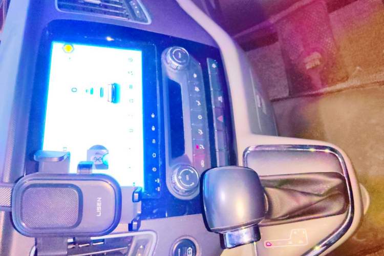 Used Foton Toano 2024 Joy Elephant Van Cummins 2.8T Automatic Long Wheelbase Mid-Roof Design Rear Single Tire 3-Seater Audio And AC Panel