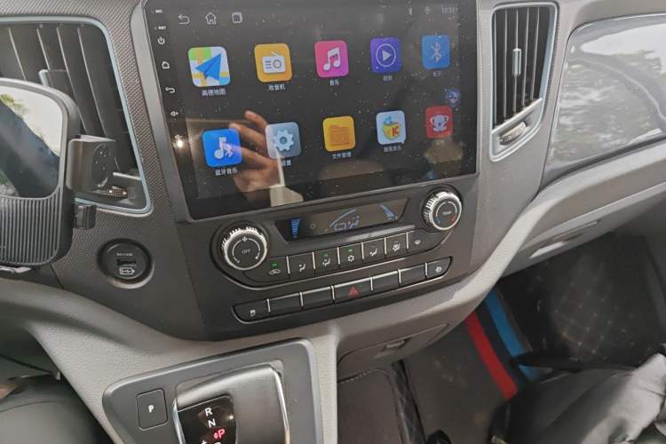 Used Foton Toano 2024 Geely Multi-Function 2.0T Automatic Long-Wheelbase Mid-Top Model with Rear Single Tire Available in 6/7/9-Seater Configurations Audio And AC Panel