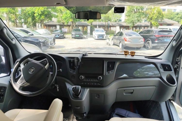 Used Foton Toano 2024 Geely Multi-Function 2.0T Automatic Long-Wheelbase Mid-Top Model with Rear Single Tire Available in 6/7/9-Seater Configurations Center Console