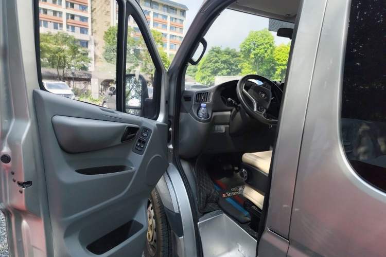 Used Foton Toano 2024 Geely Multi-Function 2.0T Automatic Long-Wheelbase Mid-Top Model with Rear Single Tire Available in 6/7/9-Seater Configurations Driver Seat