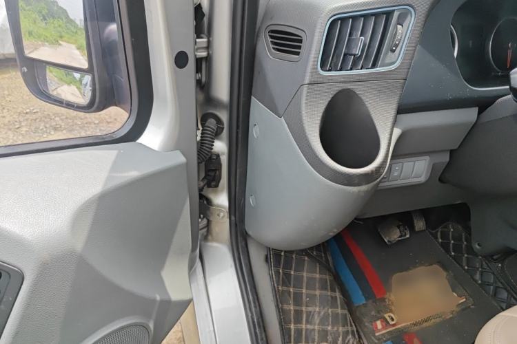 Used Foton Toano 2024 Geely Multi-Function 2.0T Automatic Long-Wheelbase Mid-Top Model with Rear Single Tire Available in 6/7/9-Seater Configurations Driver Seat