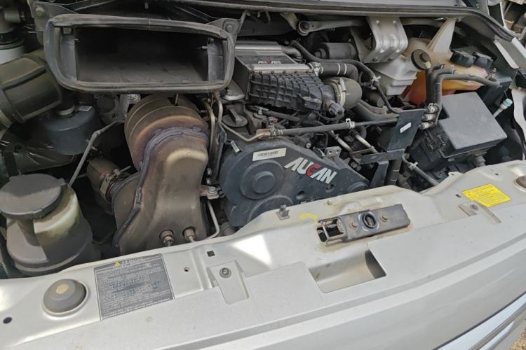 Used Foton Toano 2024 Geely Multi-Function 2.0T Automatic Long-Wheelbase Mid-Top Model with Rear Single Tire Available in 6/7/9-Seater Configurations Engine Bay