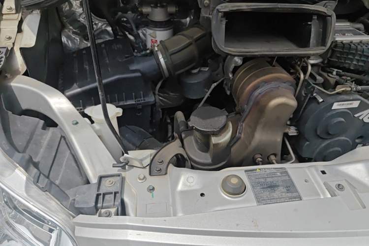 Used Foton Toano 2024 Geely Multi-Function 2.0T Automatic Long-Wheelbase Mid-Top Model with Rear Single Tire Available in 6/7/9-Seater Configurations Engine Bay Right
