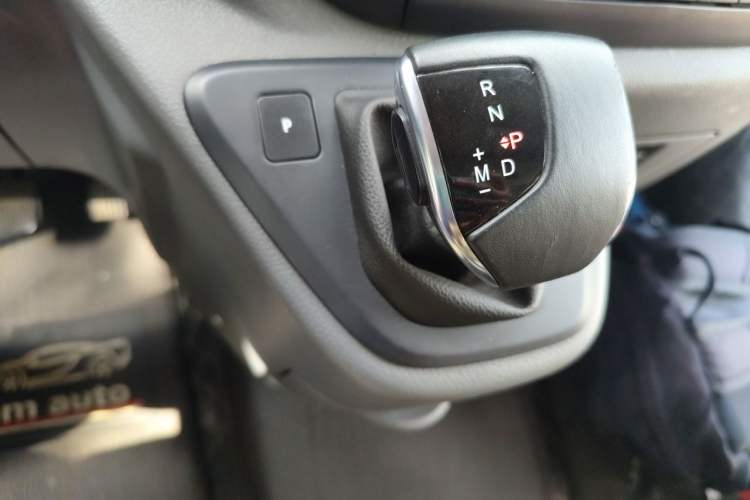 Used Foton Toano 2024 Geely Multi-Function 2.0T Automatic Long-Wheelbase Mid-Top Model with Rear Single Tire Available in 6/7/9-Seater Configurations Gear Lever