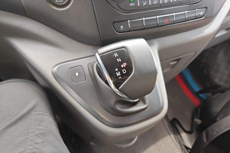Used Foton Toano 2024 Geely Multi-Function 2.0T Automatic Long-Wheelbase Mid-Top Model with Rear Single Tire Available in 6/7/9-Seater Configurations Gear Lever