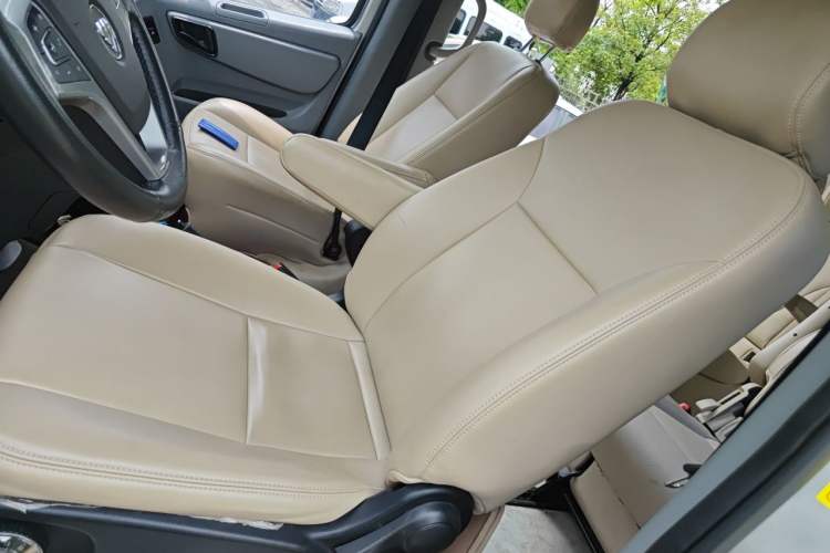 Used Foton Toano 2024 Geely Multi-Function 2.0T Automatic Long-Wheelbase Mid-Top Model with Rear Single Tire Available in 6/7/9-Seater Configurations Left Front Seat