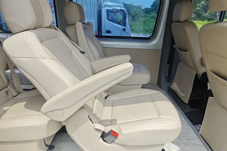 Used Foton Toano 2024 Geely Multi-Function 2.0T Automatic Long-Wheelbase Mid-Top Model with Rear Single Tire Available in 6/7/9-Seater Configurations Left Rear Seat