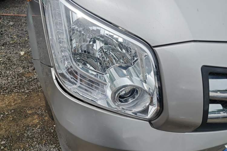 Used Foton Toano 2024 Geely Multi-Function 2.0T Automatic Long-Wheelbase Mid-Top Model with Rear Single Tire Available in 6/7/9-Seater Configurations Right Front Headlight