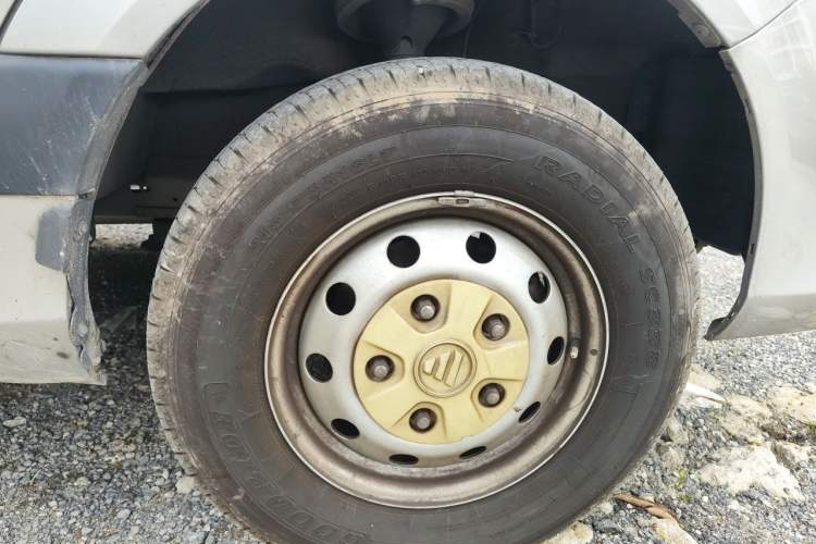 Used Foton Toano 2024 Geely Multi-Function 2.0T Automatic Long-Wheelbase Mid-Top Model with Rear Single Tire Available in 6/7/9-Seater Configurations Right Front Wheel Hub