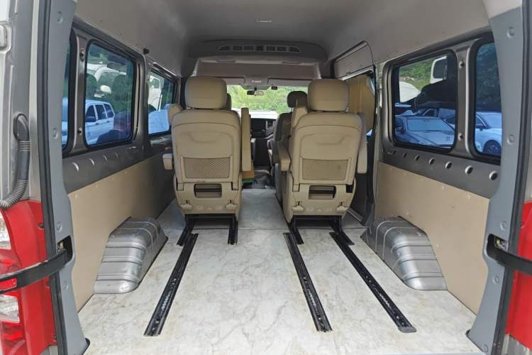 Used Foton Toano 2024 Geely Multi-Function 2.0T Automatic Long-Wheelbase Mid-Top Model with Rear Single Tire Available in 6/7/9-Seater Configurations Trunk