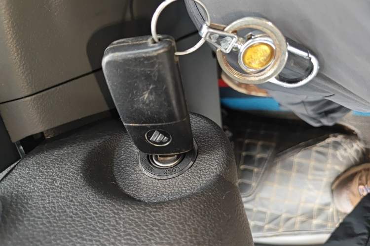 Used Foton Toano 2024 Geely Multi-Function 2.0T Automatic Long-Wheelbase Mid-Top Model with Rear Single Tire Available in 6/7/9-Seater Configurations Vehicle Key