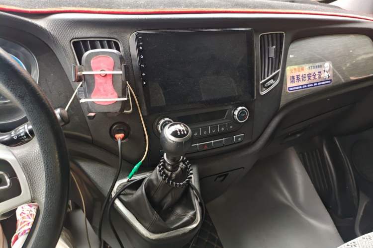 Used Foton Toano 2024 Tuyano Pro Multi-Function 2.0T Manual Front-Wheel Drive Long Wheelbase Mid-Roof Design with Single Rear Tire and 7 Seating Capacity Audio And AC Panel