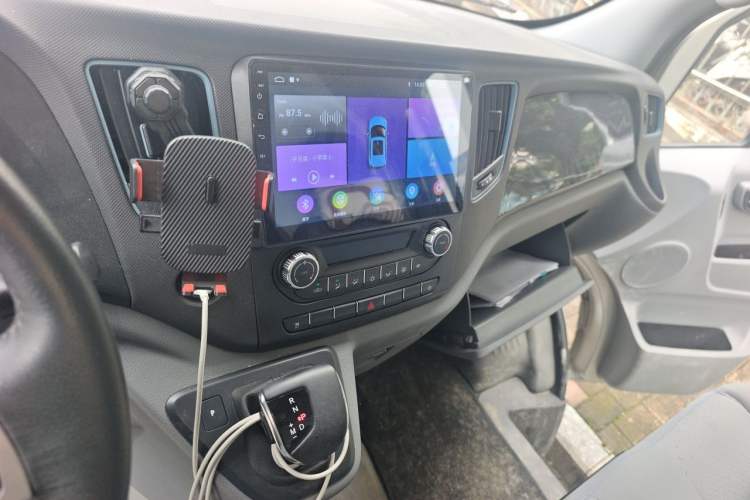 Used Foton Toano 2024 Geely Xing Multi-Function 2.0T Automatic Long Wheelbase Mid-Roof Design with Single Rear Tire and 3 Seating Capacity Audio And AC Panel