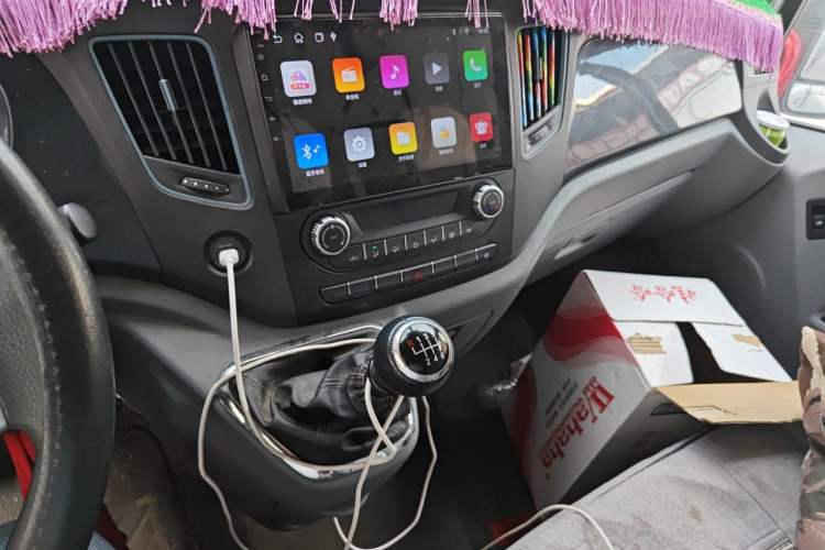 Used Foton Toano 2024 Joyear Multi-Function 2.0T Manual Long-Wheelbase Mid-Roof Model with Single Rear Tire Available in 5/6/7/9-Seater Configurations Audio And AC Panel