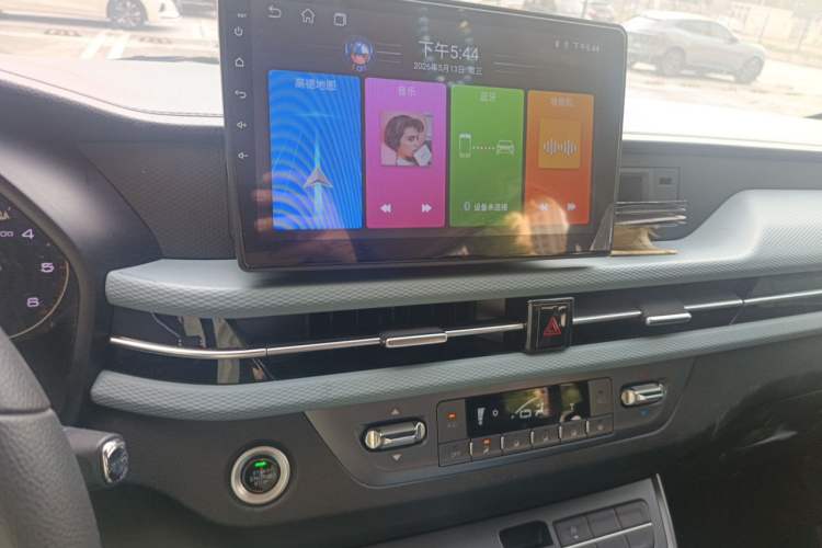 Used Foton Toano 2024 Tuyano Pro Multi-Function 2.0T Manual Front-Wheel Drive Long Wheelbase Mid-Roof Design with Single Rear Tire and 7 Seating Capacity Audio And AC Panel