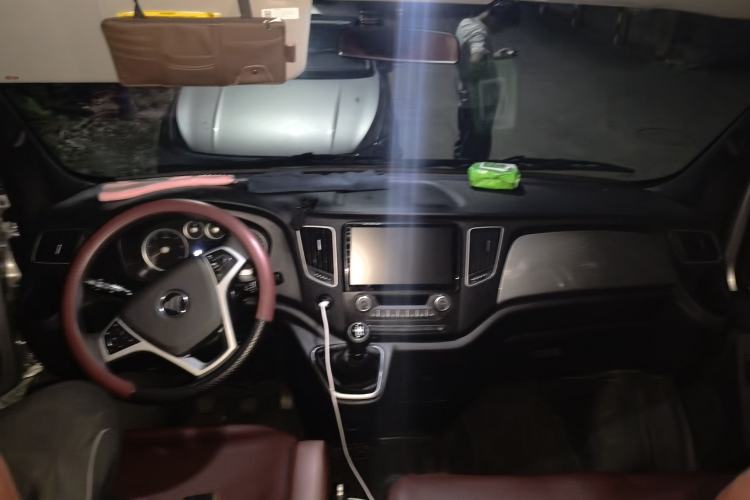 Used Foton Toano 2024 Tuyano Pro Multi-Function Vehicle Cummins 2.8T Manual Transmission Rear-Wheel Drive Long Wheelbase Mid-Height Roof with Dual Rear Tires—Available in 5/6/7/9-Seater Configurations Center Console