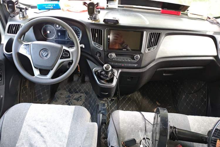 Used Foton Toano 2024 Tuyano Pro Multi-Function 2.0T Manual Rear-Drive Long Wheelbase Mid-Roof Design Single Rear Tire—Available in 5/6/7/9-Seater Configurations Center Console