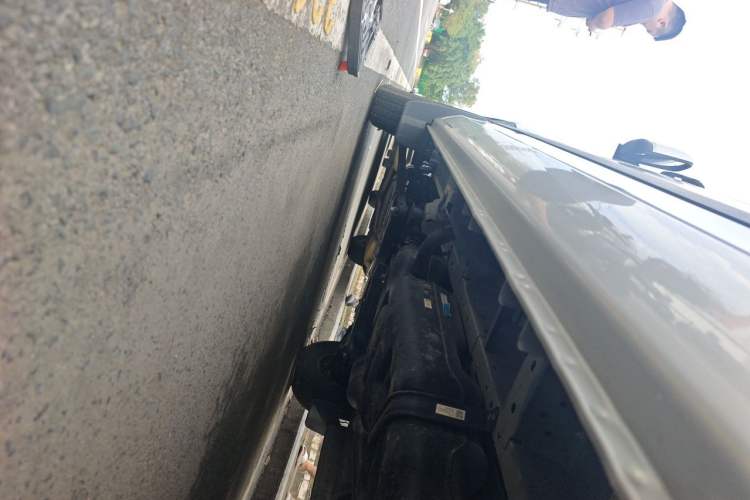 Used Foton Toano 2024 Geely Xing Multi-Function 2.0T Automatic Long Wheelbase Mid-Roof Design with Single Rear Tire and 3 Seating Capacity Chassis Rear Left