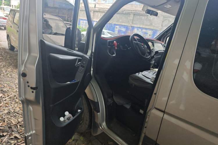 Used Foton Toano 2024 Tuyano Pro Multi-Function Model Cummins 2.8T Manual Transmission Rear-Wheel Drive Long Wheelbase Mid-Roof Configuration with Single Rear Tire—Available in 6- 7- or 9-Seater Versions Driver Seat