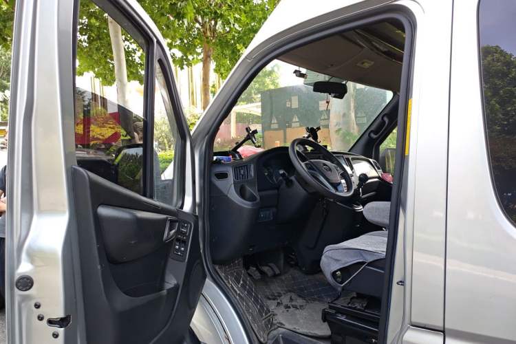 Used Foton Toano 2024 Tuyano Pro Multi-Function 2.0T Manual Rear-Drive Long Wheelbase Mid-Roof Design Single Rear Tire—Available in 5/6/7/9-Seater Configurations Driver Seat