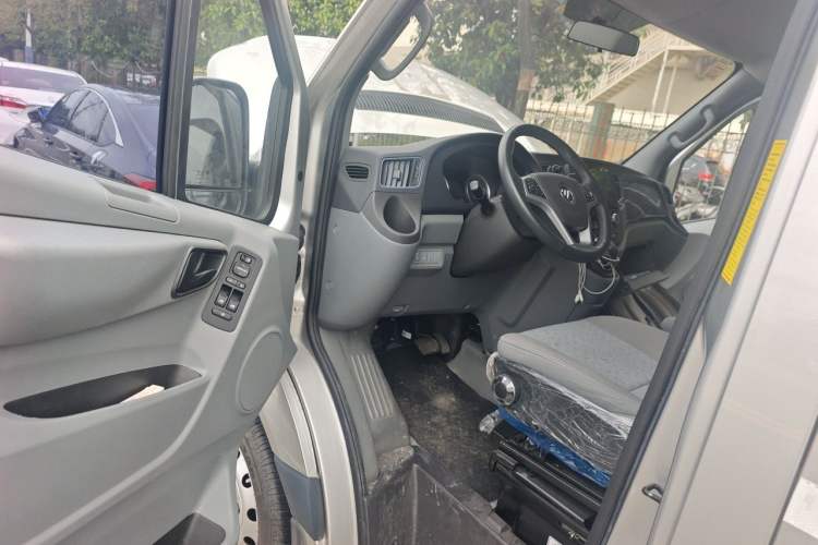Used Foton Toano 2024 Geely Xing Multi-Function 2.0T Automatic Long Wheelbase Mid-Roof Design with Single Rear Tire and 3 Seating Capacity Driver Seat