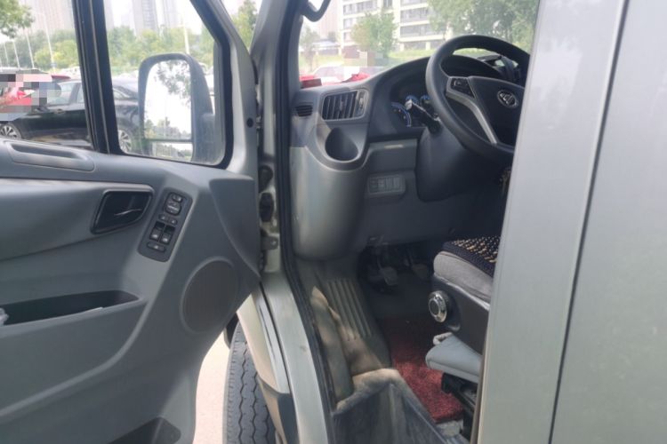 Used Foton Toano 2024 Joyear Multi-Function 2.0T Manual Long-Wheelbase Mid-Roof Model with Single Rear Tire Available in 5/6/7/9-Seater Configurations Driver Seat