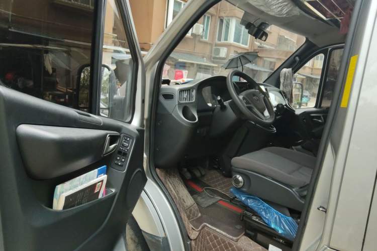 Used Foton Toano 2024 Tuyano Pro Multi-Function 2.0T Manual Rear-Drive Long Wheelbase Mid-Roof Design Single Rear Tire—Available in 5/6/7/9-Seater Configurations Driver Seat