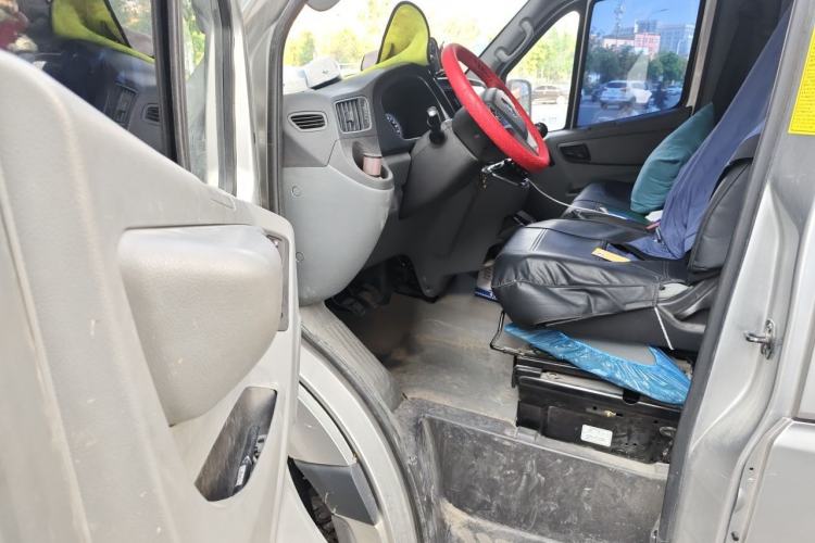 Used Foton Toano 2024 Joyear Multi-Function 2.0T Manual Long-Wheelbase Mid-Roof Model with Single Rear Tire Available in 5/6/7/9-Seater Configurations Driver Seat