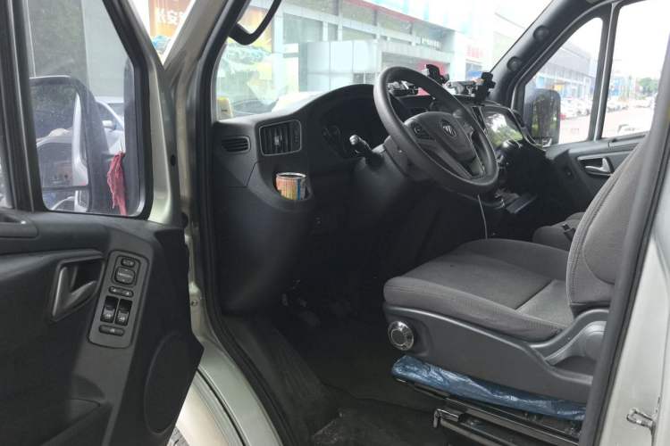 Used Foton Toano 2024 Geely Xianghuo 2.5T Manual Long Wheelbase Ultra-High Roof with Rear Dual Tires 3-Seater Driver Seat