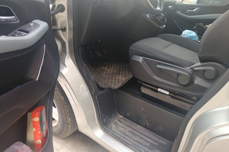 Used Foton Toano 2024 Tuyano Pro Multi-Function 2.0T Manual Front-Wheel Drive Long Wheelbase Mid-Roof Design with Single Rear Tire and 7 Seating Capacity Driver Seat