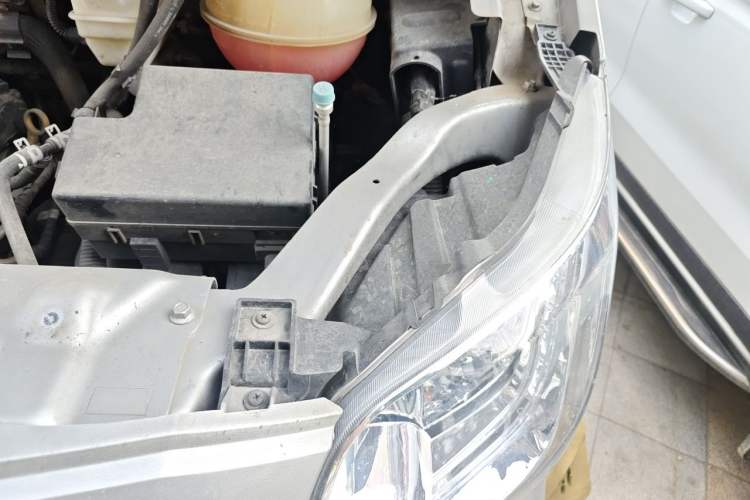 Used Foton Toano 2024 Joyear Multi-Function 2.0T Manual Long-Wheelbase Mid-Roof Model with Single Rear Tire Available in 5/6/7/9-Seater Configurations Engine Bay Left