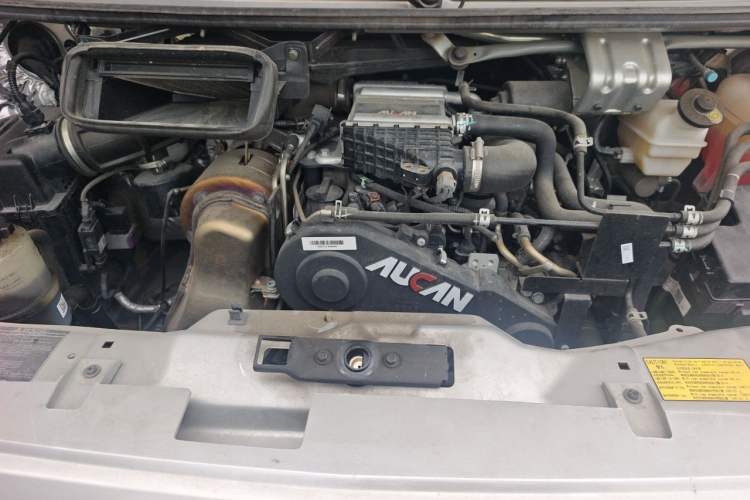 Used Foton Toano 2024 Geely Xing Multi-Function 2.0T Automatic Long Wheelbase Mid-Roof Design with Single Rear Tire and 3 Seating Capacity Engine Bay