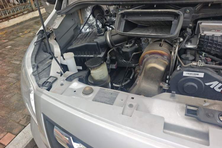 Used Foton Toano 2024 Geely Xing Multi-Function 2.0T Automatic Long Wheelbase Mid-Roof Design with Single Rear Tire and 3 Seating Capacity Engine Bay Right