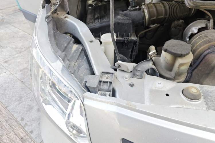 Used Foton Toano 2024 Joyear Multi-Function 2.0T Manual Long-Wheelbase Mid-Roof Model with Single Rear Tire Available in 5/6/7/9-Seater Configurations Engine Bay Right