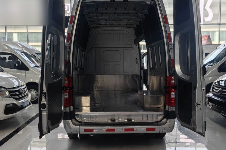 Used Foton Toano 2024 Tuyano Pro Van 2.5T Manual Rear-Wheel Drive Extended Wheelbase with Ultra-High Roof Dual Rear Tires 3-Seater Configuration Exterior 8