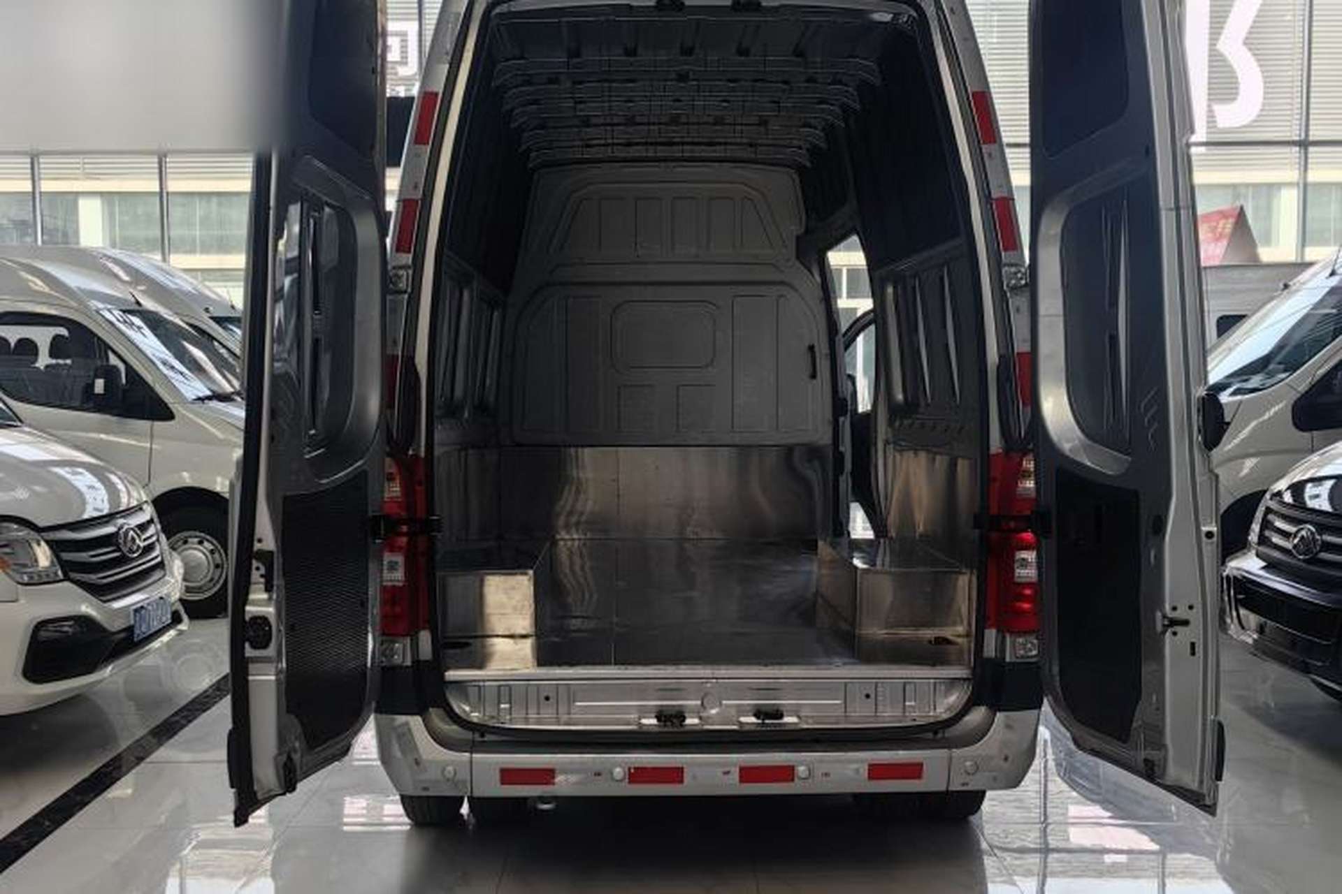 Used Foton Toano 2024 Tuyano Pro Van 2.5T Manual Rear-Wheel Drive Extended Wheelbase with Ultra-High Roof Dual Rear Tires 3-Seater Configuration Exterior 8