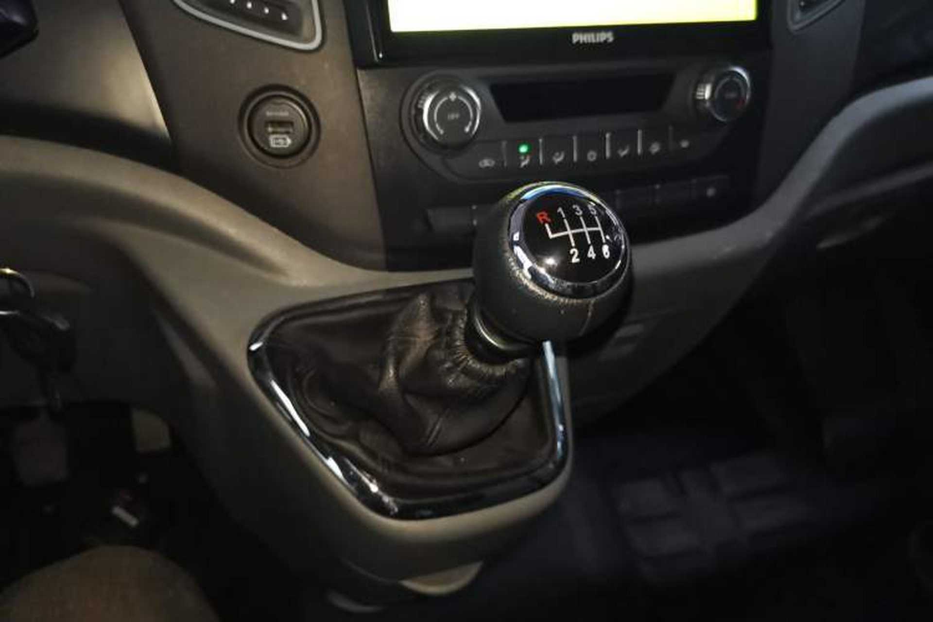 Used Foton Toano 2024 Joyear Multi-Function 2.0T Manual Long-Wheelbase Mid-Roof Model with Single Rear Tire Available in 5/6/7/9-Seater Configurations Gear Lever