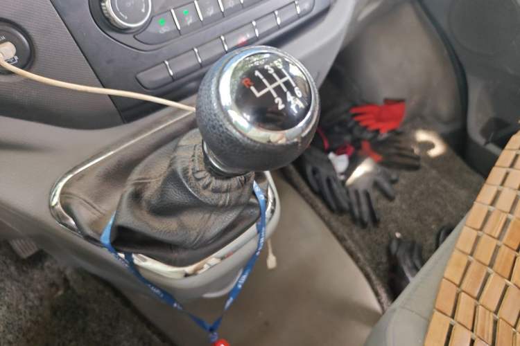Used Foton Toano 2024 Joyear Multi-Function Power Version 2.5T Manual Short Wheelbase Mid-Height Roof with Rear Dual Tires—5/6-Seater Gear Lever