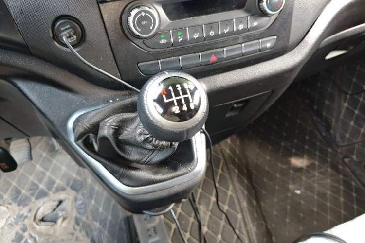 Used Foton Toano 2024 Tuyano Pro Multi-Function 2.0T Manual Rear-Drive Long Wheelbase Mid-Roof Design Single Rear Tire—Available in 5/6/7/9-Seater Configurations Gear Lever