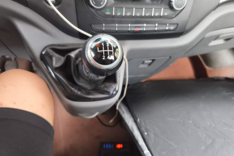 Used Foton Toano 2024 Joyear Multi-Function Cummins 2.8T Manual Long Wheelbase Mid-Roof with Rear Dual Tires 7-Seater Gear Lever