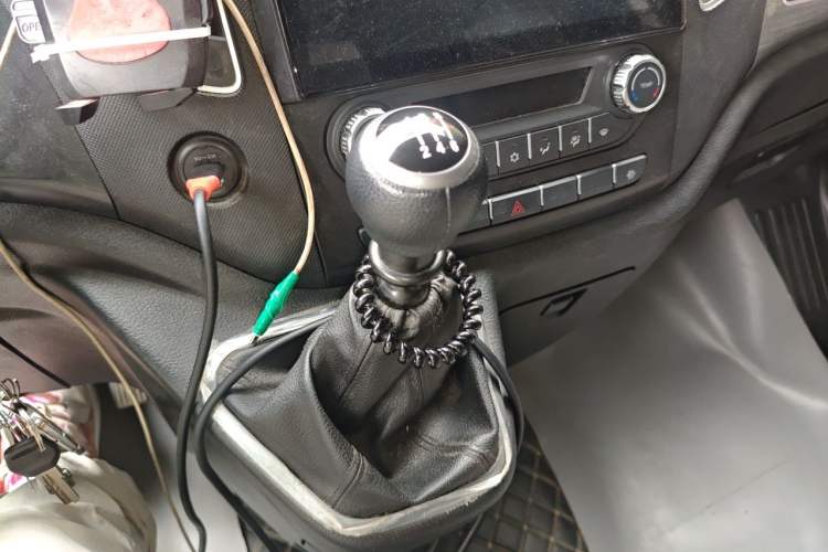 Used Foton Toano 2024 Tuyano Pro Multi-Function 2.0T Manual Front-Wheel Drive Long Wheelbase Mid-Roof Design with Single Rear Tire and 7 Seating Capacity Gear Lever